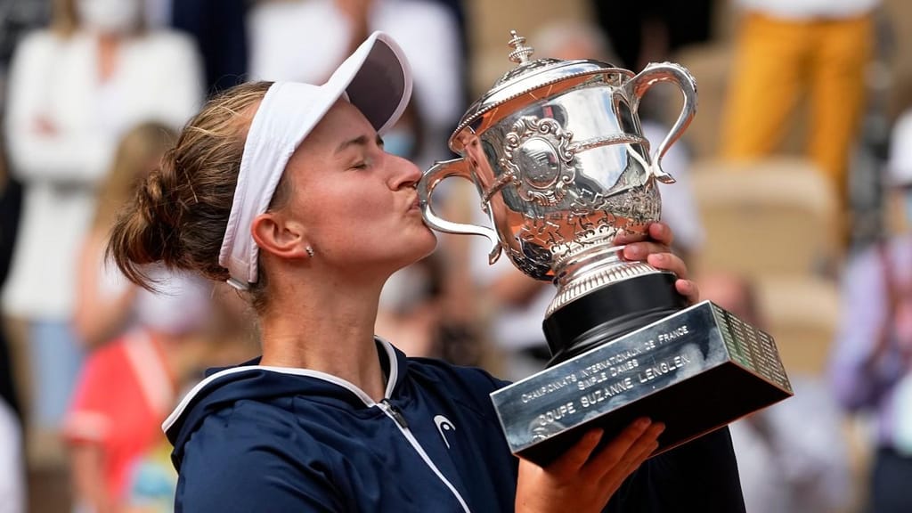 Barbora Krejcikova é a nova campeã de Roland Garros (Michel Euler/AP)
