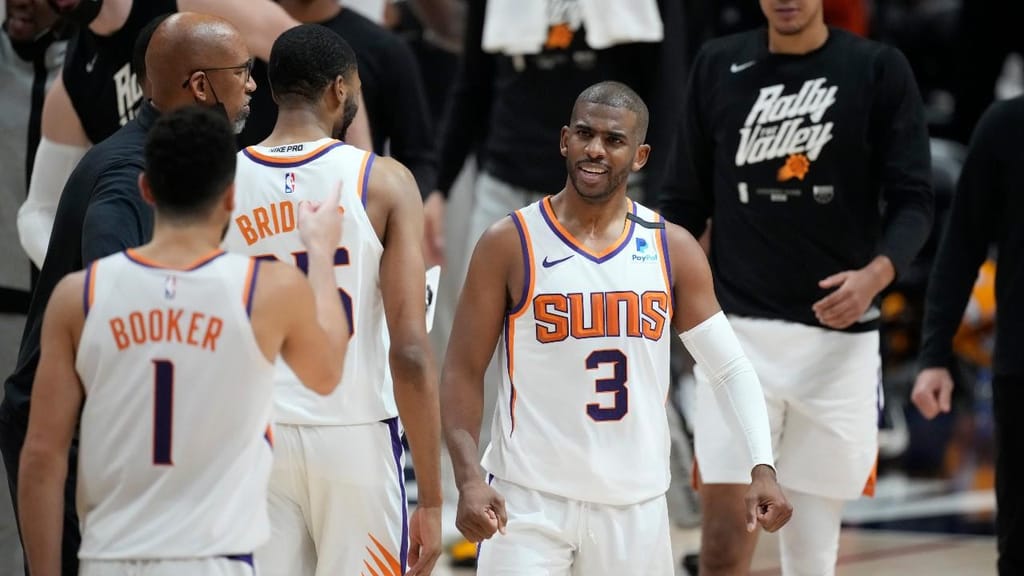 Devin Booker e Chris Paul no Denver Nuggets-Phoenix Suns. Suns fazm 4-0 e garantem final de Conferência (David Zalubowski/AP)