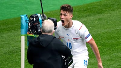 VÍDEO: golo de Schick do meio campo considerado o melhor do Euro 2020 - TVI