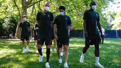FOTOS: Seleção deu passeio junto ao hotel com a cabeça na Hungria - TVI