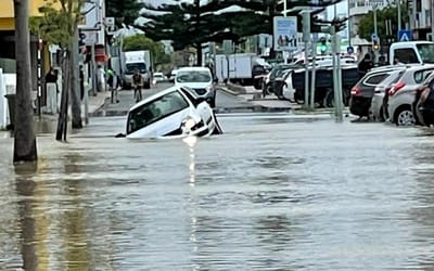 Rebentamento de conduta deixa carro submerso na Costa da Caparica - TVI