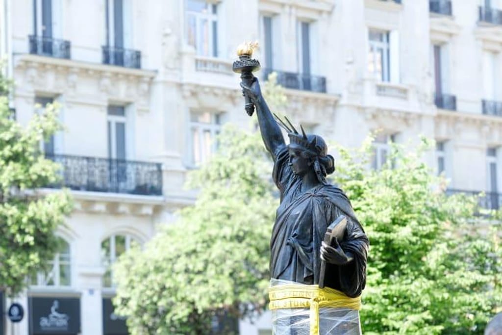 Réplica da Estátua da Liberdade sai de Paris para rumar aos Estados Unidos onde vai ficar nos próximos dez anos.