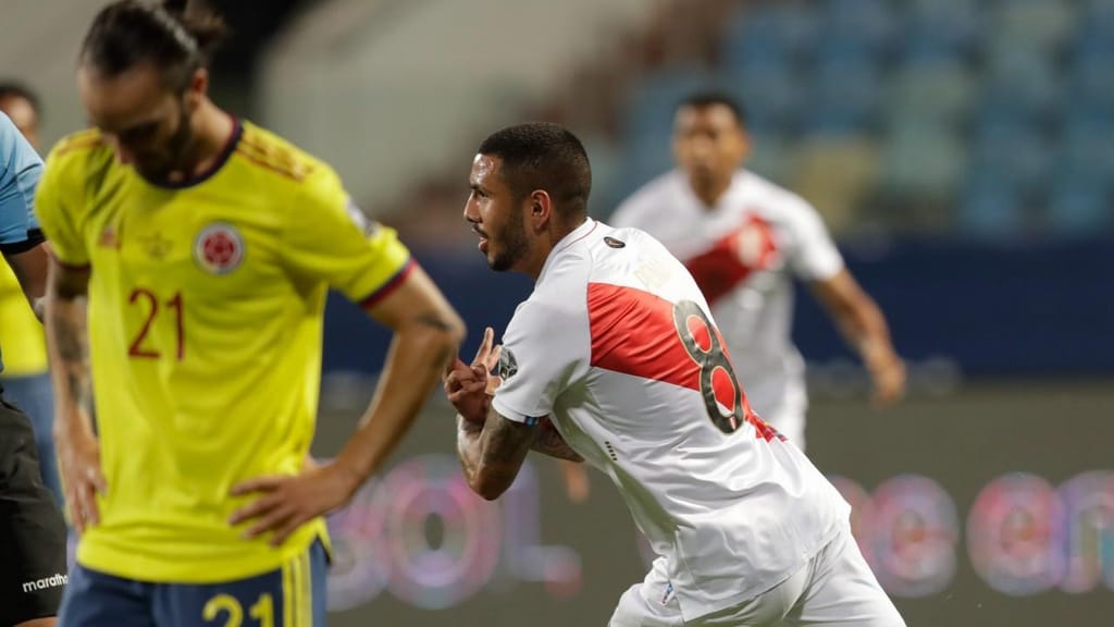Sergio Peña abriu marcador no Colômbia-Peru (Eraldo Peres/AP)