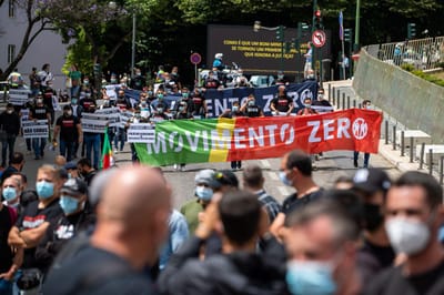 Centenas de polícias do Movimento Zero em protesto frente ao Parlamento - TVI