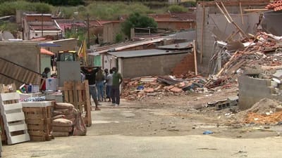 Câmara de Loures está a demolir construções ilegais com moradores no local - TVI
