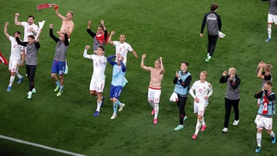 FOTO: Eriksen 'aplaude' o apuramento da Dinamarca para os 'oitavos' - TVI