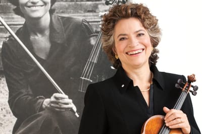 Morreu a violinista e maestrina Jeanne Lamon, diretora da orquestra Tafelmusik - TVI
