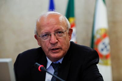 Santos Silva assegura que Portugal cumpriu as regras na entrada de britânicos - TVI