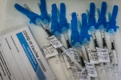 Covid-19: países ricos continuam a armazenar vacinas em detrimento do resto do mundo - TVI