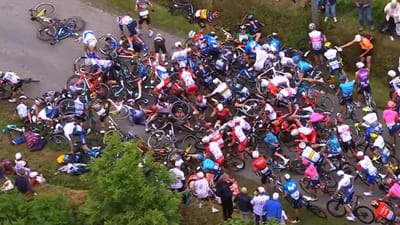 VÍDEO: espectadora provoca a queda de dezenas de ciclistas no arranque do Tour - TVI