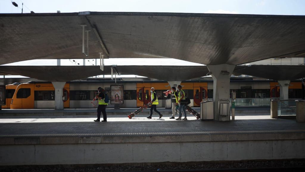 Longas esperas e comboios atrasados: as imagens da greve dos trabalhadores da Infraestruturas de Portugal
