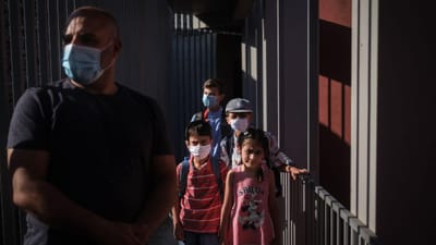 Grupo de 21 crianças e jovens de campos de refugiados chega a Portugal - TVI
