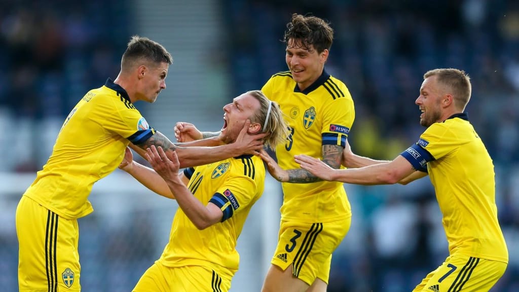 Emil Forsberg festeja o 1-1 no Suécia-Ucrânia (Robert Perry/AP)
