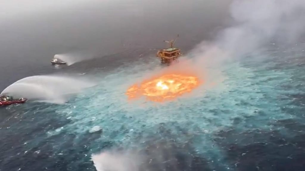 Incêndio causa olho de fogo no Golfo do México
