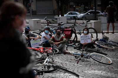 Cerca de 100 ciclistas em vigília no Porto contra mortes por atropelamento - TVI