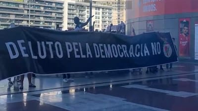 VÍDEO: 50 adeptos exigem mais «democracia» no Benfica - TVI