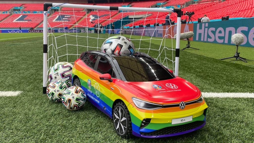 Carrinho que vai levar a bola da final do Euro 2020 ao centro do relvado (Tiny Football Car - Twitter)
