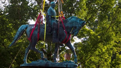 Estátua de comandante pró-escravatura removida em Charlottesville - TVI