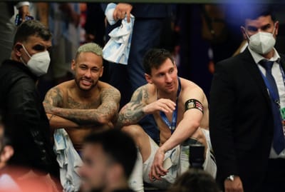 VÍDEOS: a conversa e o abraço apertado entre Messi e Neymar - TVI