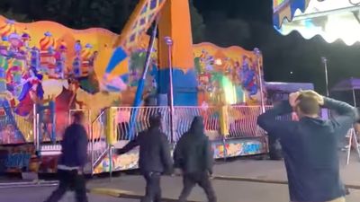 Vídeo mostra momento em que atração em parque de diversões começa a balançar descontroladamente - TVI