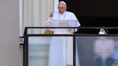Papa reaparece na varanda de hospital e pede por sistema de saúde de qualidade para todos - TVI