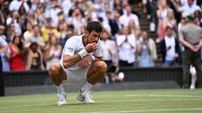 Tradição é tradição: Djokovic voltou a comer relva em Wimbledon - TVI