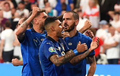 Mundial 2022: Jorginho falha penálti, mas Itália faz história - TVI