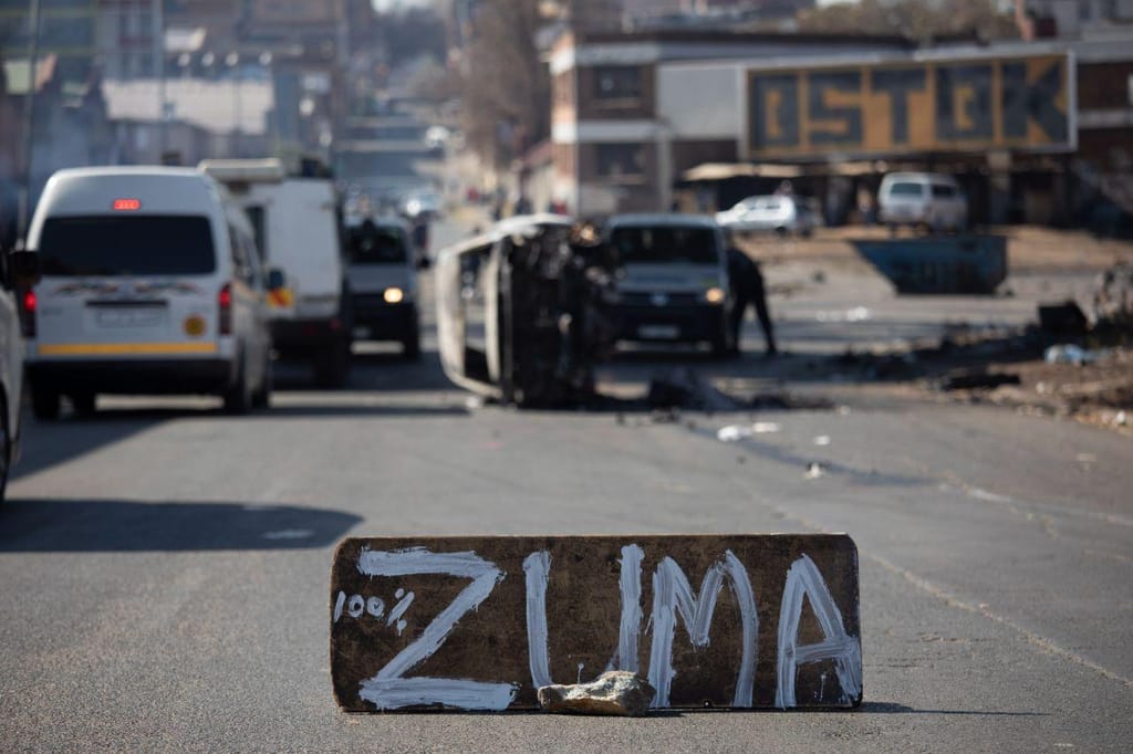 Violentos protestos contra a detenção de Jacob Zuma na África do Sul
