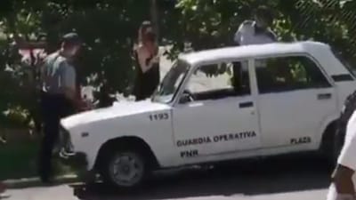 Youtuber cubana levada pela polícia enquanto dava entrevista a televisão espanhola - TVI