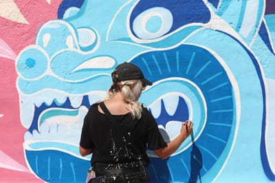 Artista mexicana Sofia Castellanos pinta mural de 45 metros em Lisboa - TVI