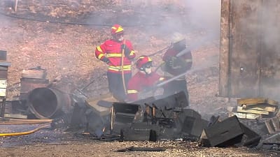 Mais de 200 operacionais vigiam terreno do incêndio em Monchique - TVI