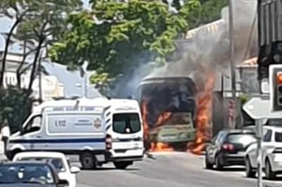 Autocarro da TST incendeia-se em Sesimbra - TVI