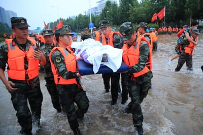 As impressionantes imagens que chegam dos salvamentos no meio das cheias na China - TVI