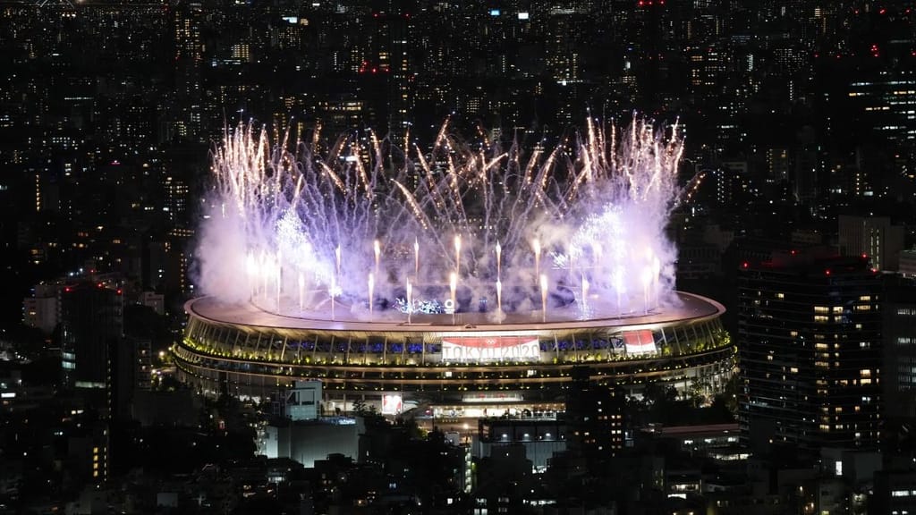 Vista aérea do espetáculo pirotécnico na cerimónia de abertura de Tóquio 2020 (Christopher Jie/EPA)