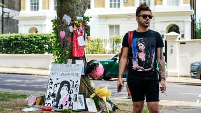 Admiradores recordam dez anos da morte de Amy Winehouse em Londres - TVI