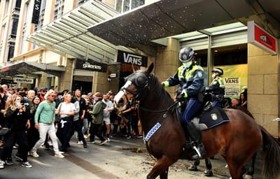 Milhares de negacionistas violam confinamento para protestar nas ruas de Sydney - TVI