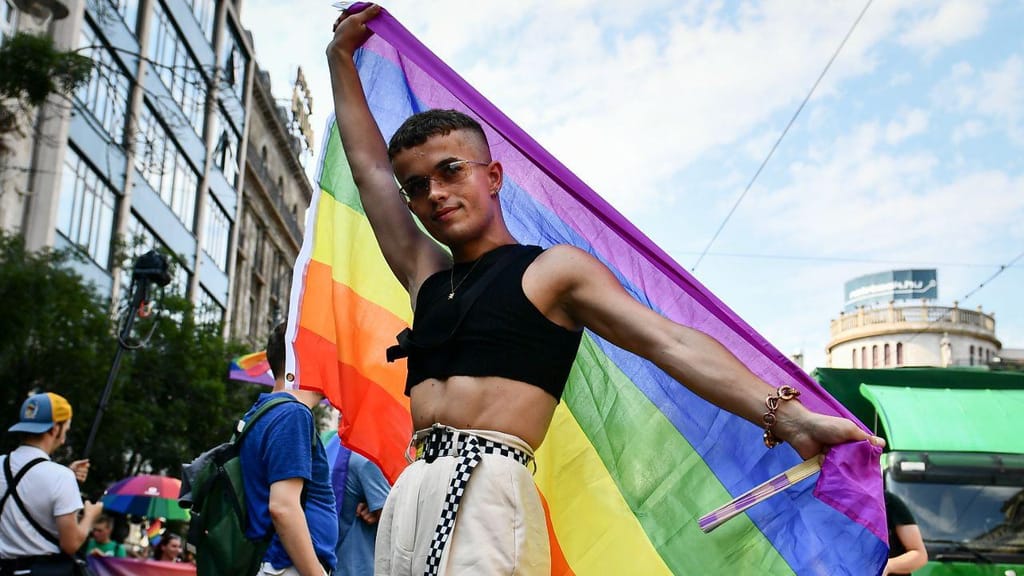 Milhares de Húngaros enchem ruas com cores LGBTQ+