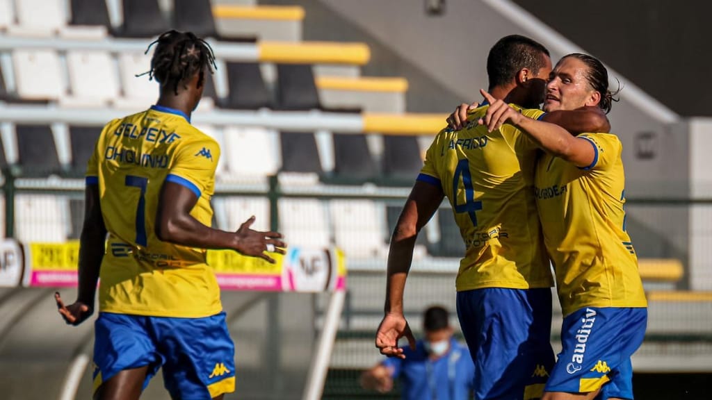 Miguel Crespo festeja com Lucas Áfrico e Chiquinho um golo no Nacional-Estoril da Taça da Liga (Estoril)