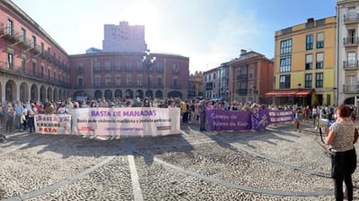 "Atos como estes não podem ficar impunes". Centenas em protesto após alegada violação em Gijón - TVI