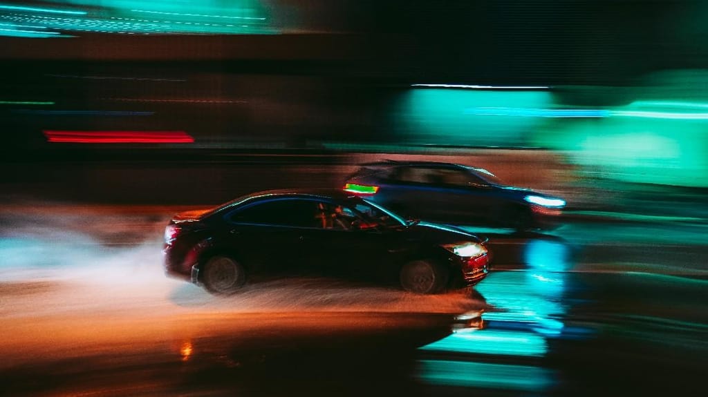 Corridas noturnas de carro (Foto ilustrativa: V. Krasilnikov/Pexels)