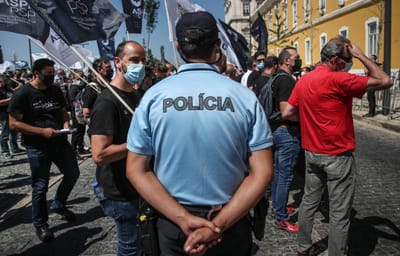 PSP e GNR em protesto fazem minuto de silêncio pelos polícias mortos em serviço - TVI