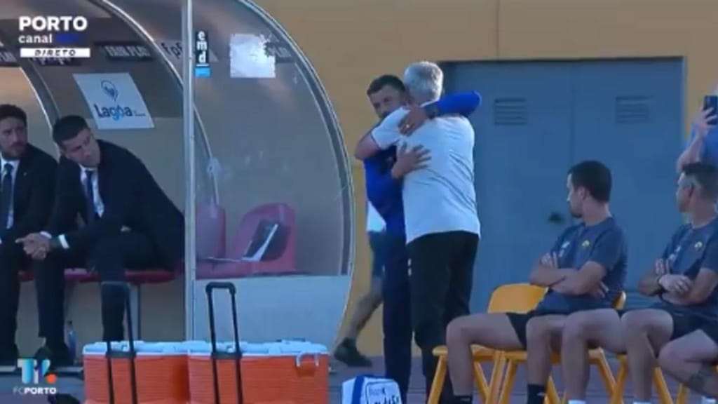 O abraço no reencontro entre Conceição e Mourinho (twitter FC Porto)