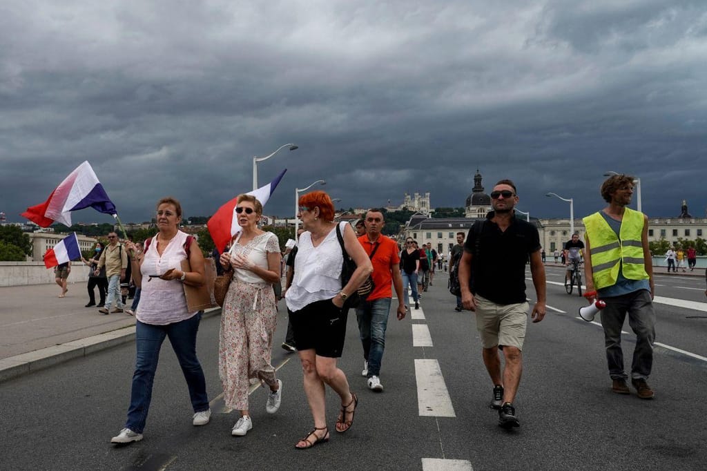 Franceses saem à rua para protestar contra o certificado digital