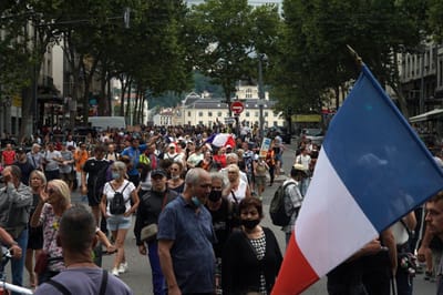 Covid-19: sindicatos franceses prontos a avançar com greve geral contra obrigação de vacinação - TVI