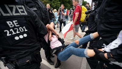 Covid-19: milhares em Berlim protestam contra restrições, 500 detidos - TVI