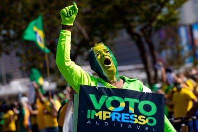 Apoiantes de Bolsonaro protestam no Rio de Janeiro por uma mudança do sistema de voto - TVI