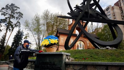 Ativista bielorrusso encontrado enforcado no parque de Kiev - TVI