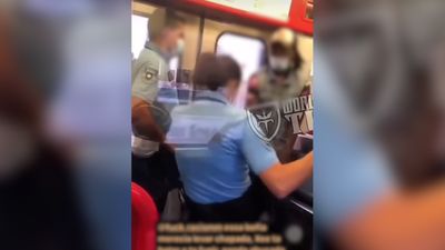 Agente da PSP filmada a pontapear passageiro sem bilhete no comboio - TVI