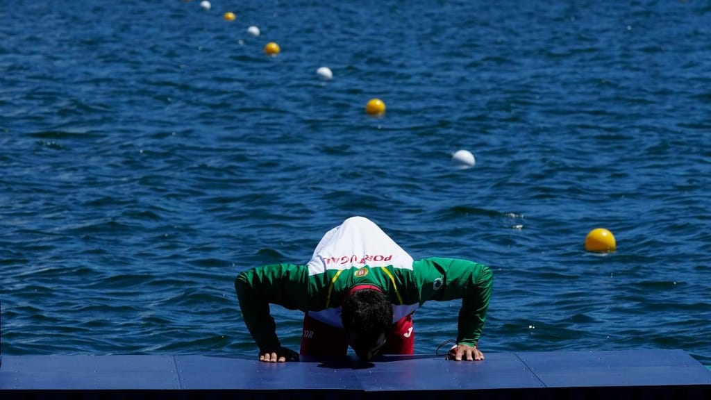 E claro... Fernando Pimenta. O português, bronze na canoagem, a beijar o pódio na cerimónia das medalhas (AP)