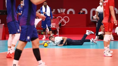 VÍDEO: treinador atira-se ao chão para salvar ponto no voleibol - TVI